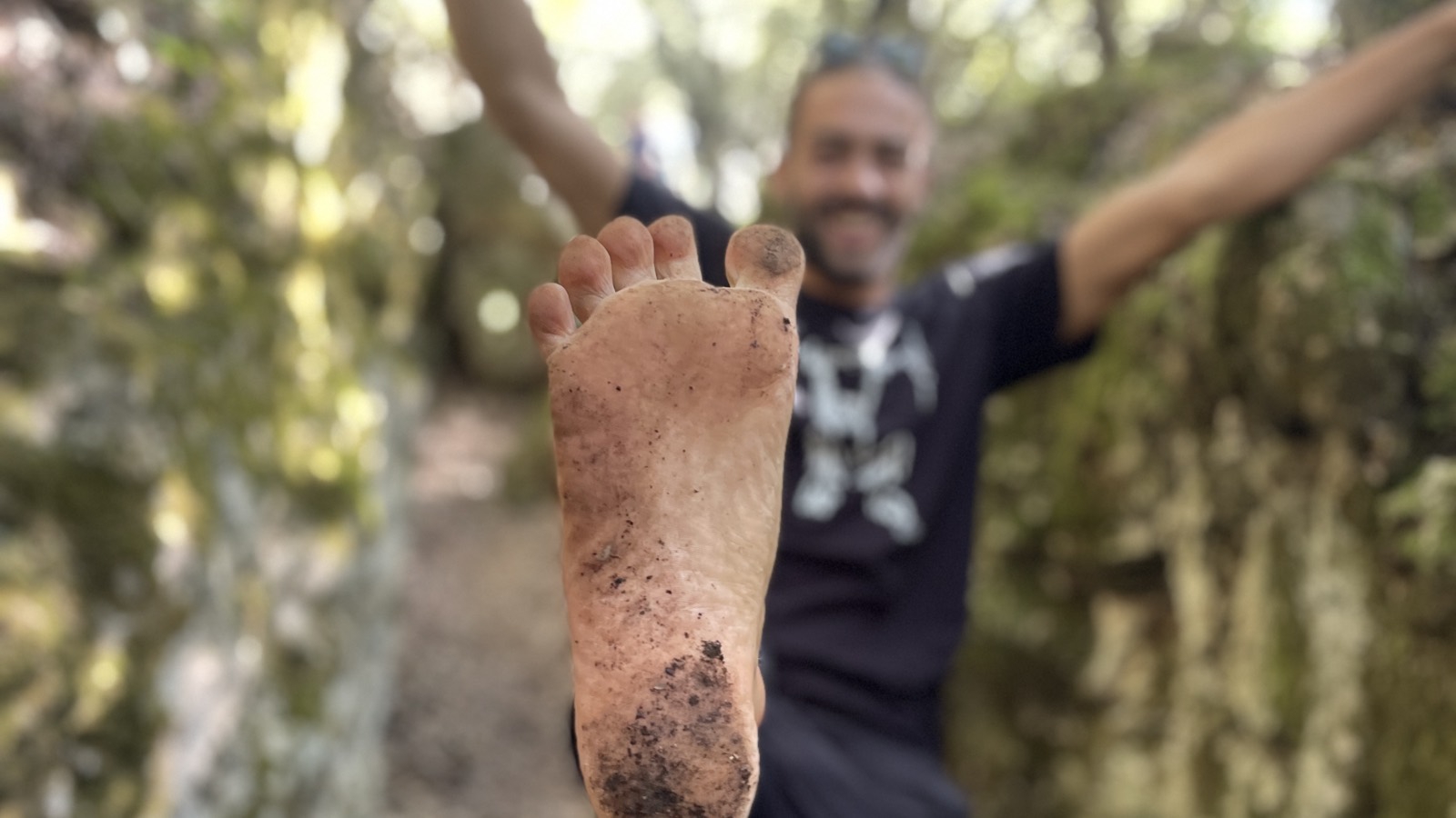 Pied nu en gros plan sur un sentier en forêt