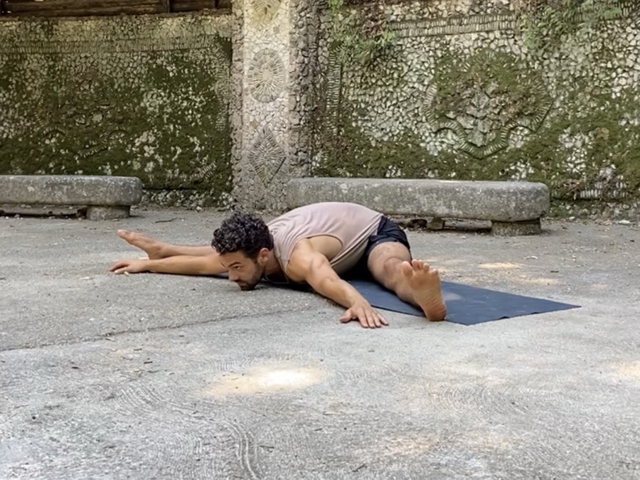 Lucas Dave en pancake, buste au sol entre les jambes écartées