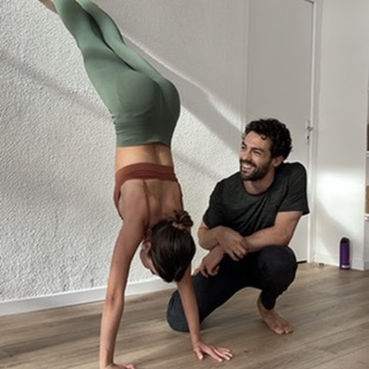 Lucas Dave accompagnant une élève en handstand